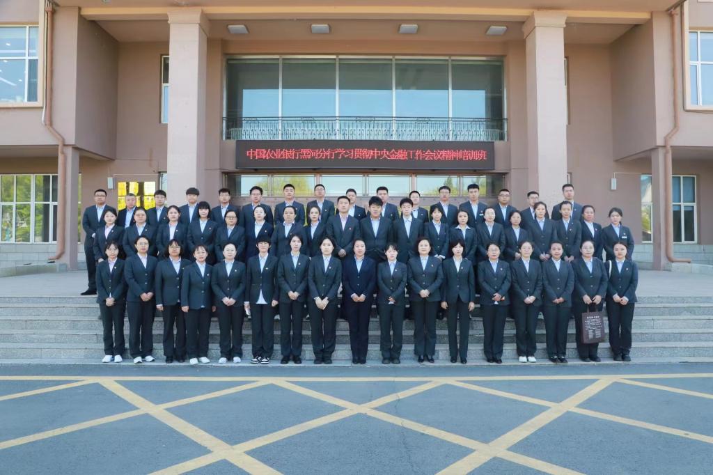 学员在明德楼门口合影
