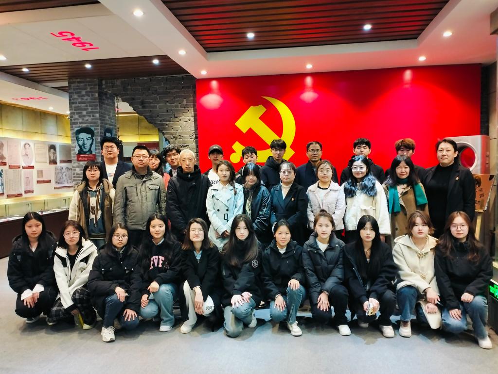 马院教师与“青马社团”成员合影